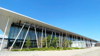 願いの叶う場所 KSC なぎさ公園から撮影した人と防災未来センター西館｜神戸フリー写真素材部